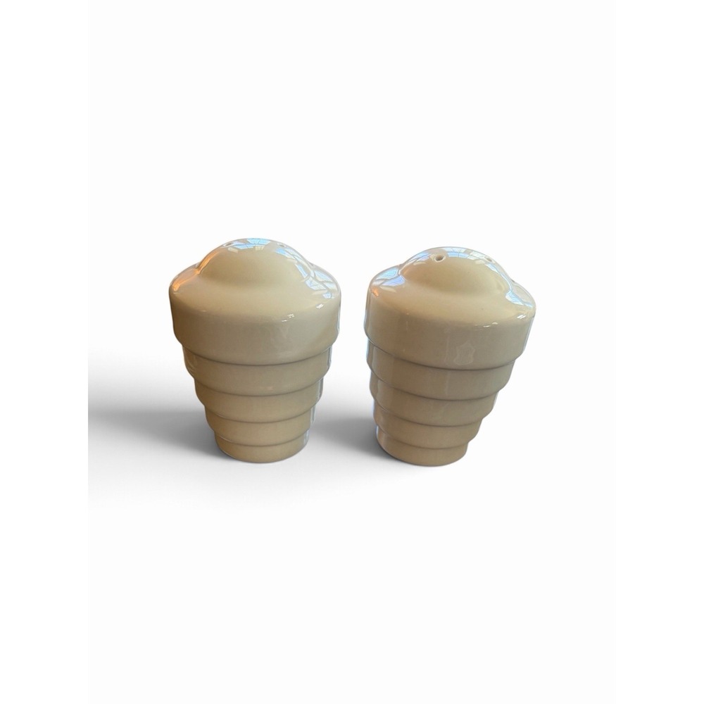 Frank Lloyd Wright Guggenheim Museum Modern Salt & Pepper Shaker Set 2003 white